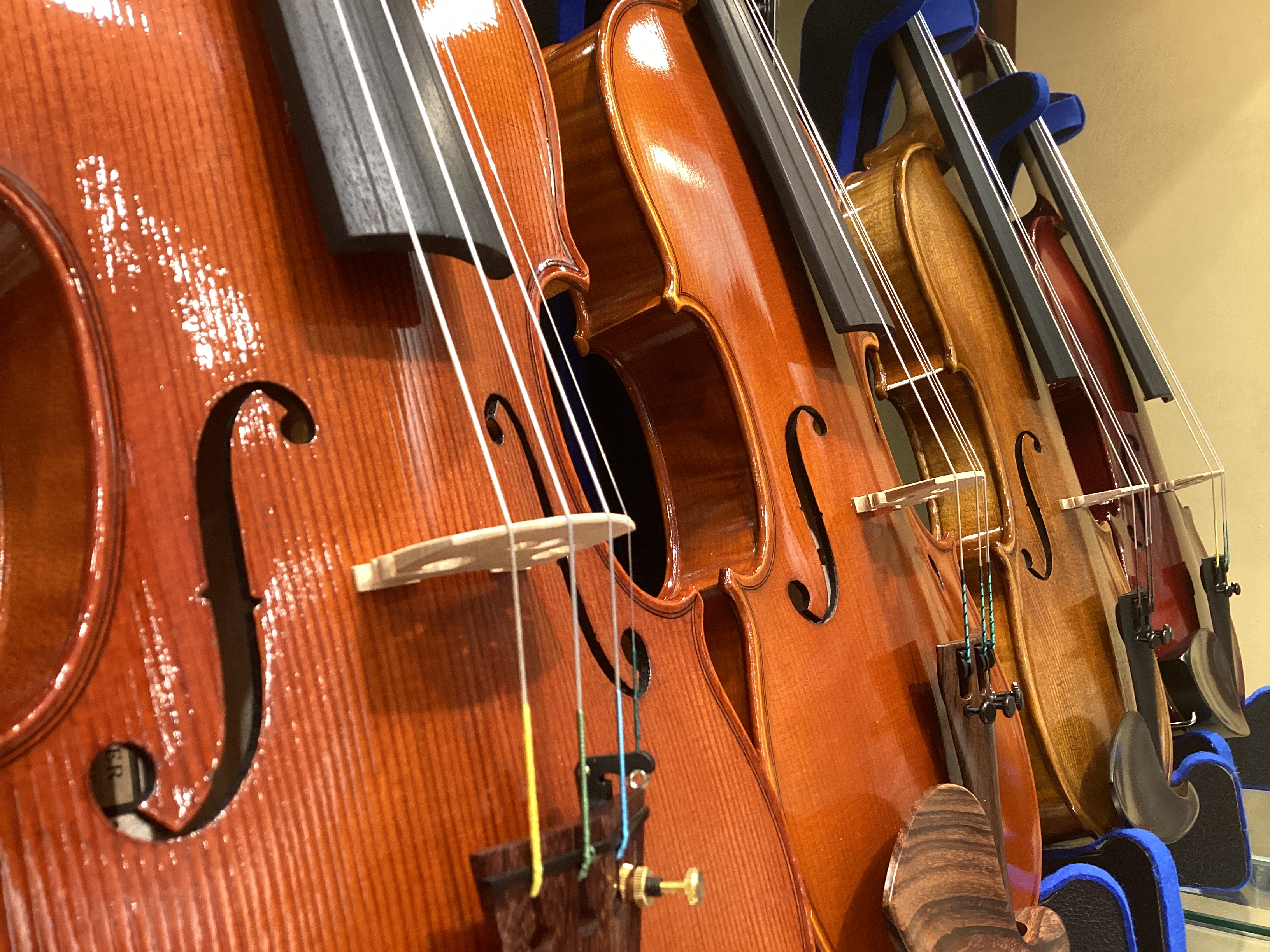 バイオリンを始めたいけど、初めての方はどのセットを選べばいいか迷いますよね。私もお客様からよく質問を受けます。 そこで、楽器店のバイオリン担当として自信をもっておすすめできるセットをご紹介します！ もちろん、音の感じや弾きやすさは実際に手を取ってみないと分かりません。試奏可能ですので、是非店頭で弾き […]