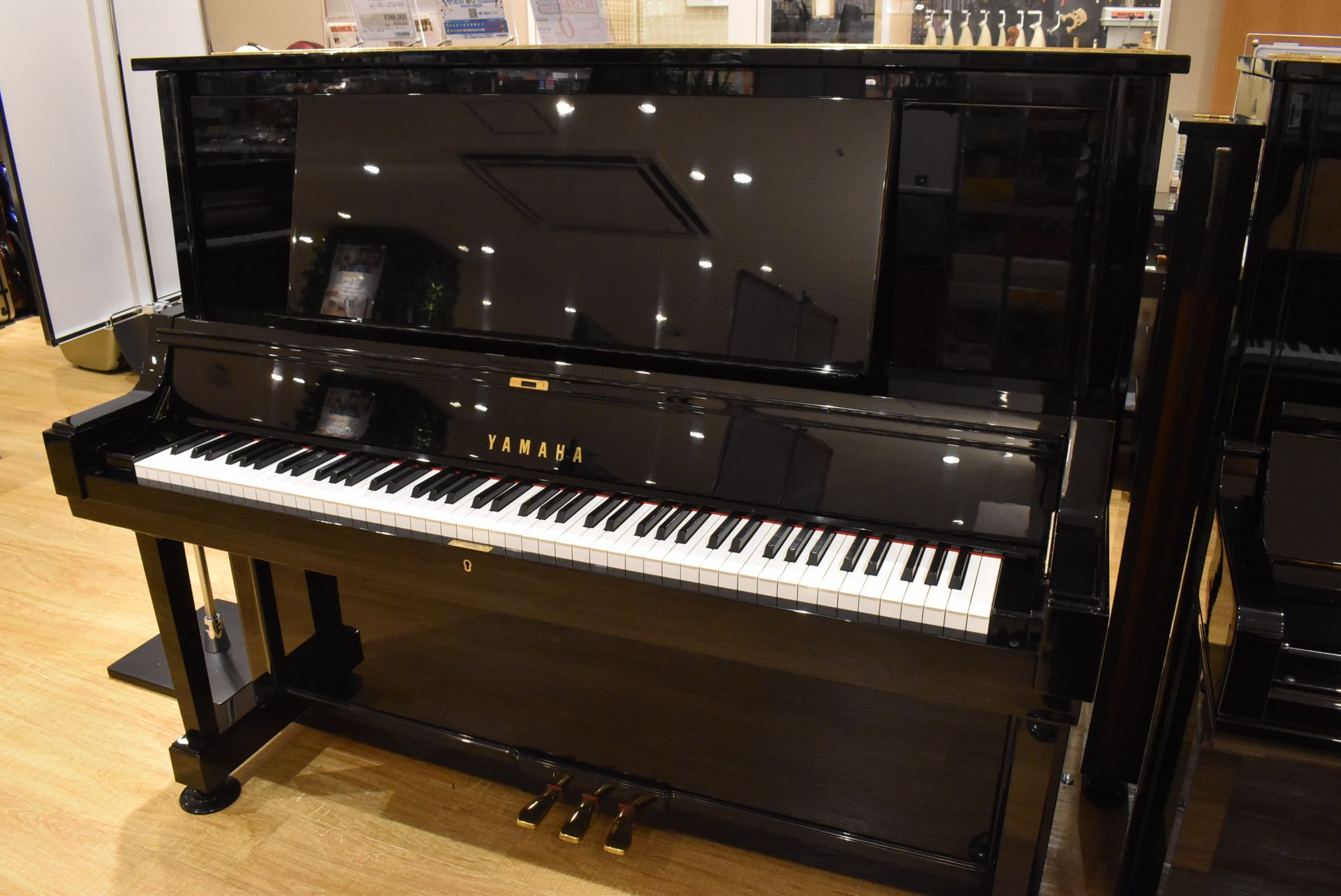 **YAMAHA UX5 1983年製　 |*品番|YAMAHA UX5 1983年製| |*販売]]価格|[!￥598,000(税抜)!]| |*詳細|譜面台の裏側にトーンエスケープがあり、響きがよりクリアになっています。UXシリーズの中でもハイグレードなピアノです。]]高さ131cm×幅154c […]