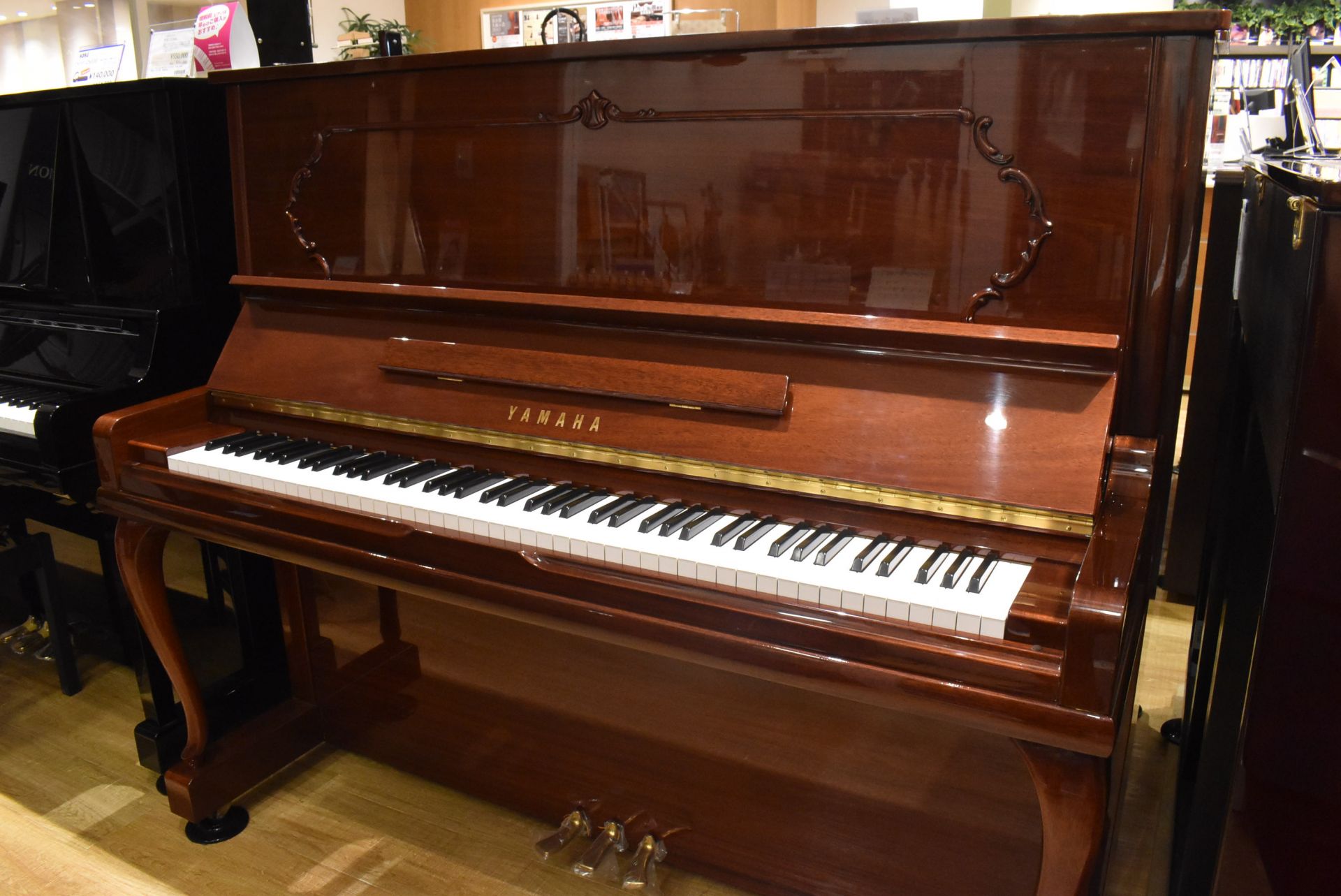 **YAMAHA U300MhC 1997年製 |*品番|YAMAHA U300MhC 1997年製| |*販売]]価格|[!￥620,000(税抜)!]| |*詳細|ヤマハらしいストレートで明るい響きで多くの方に好まれるピアノに仕上がっていています。猫脚と上前板の装飾がおしゃれな1台。]]高さ13 […]