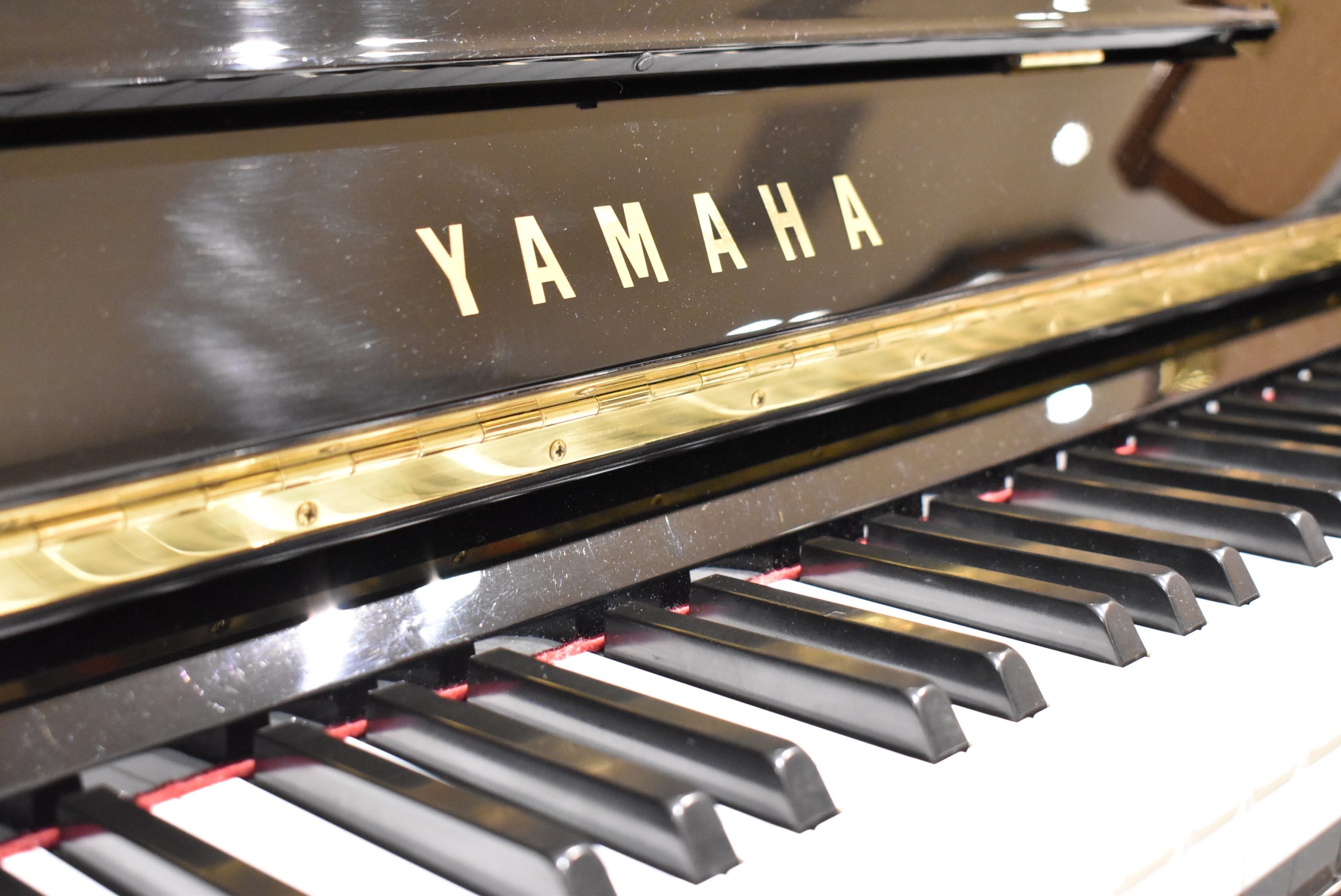 *展示中古アップライトピアノ　ヤマハU10BL コンパクトで、ヤマハ中古ピアノの安心の定番モデルともいえるU10BLのご案内です。高さは121cmと小型で圧迫感を感じさせず、どのお部屋に置いても飽きのこないシンプルなデザインです。]]小型ながらもピアノ全体を豊かに鳴らし、明瞭でクリアな音色を奏でられ […]