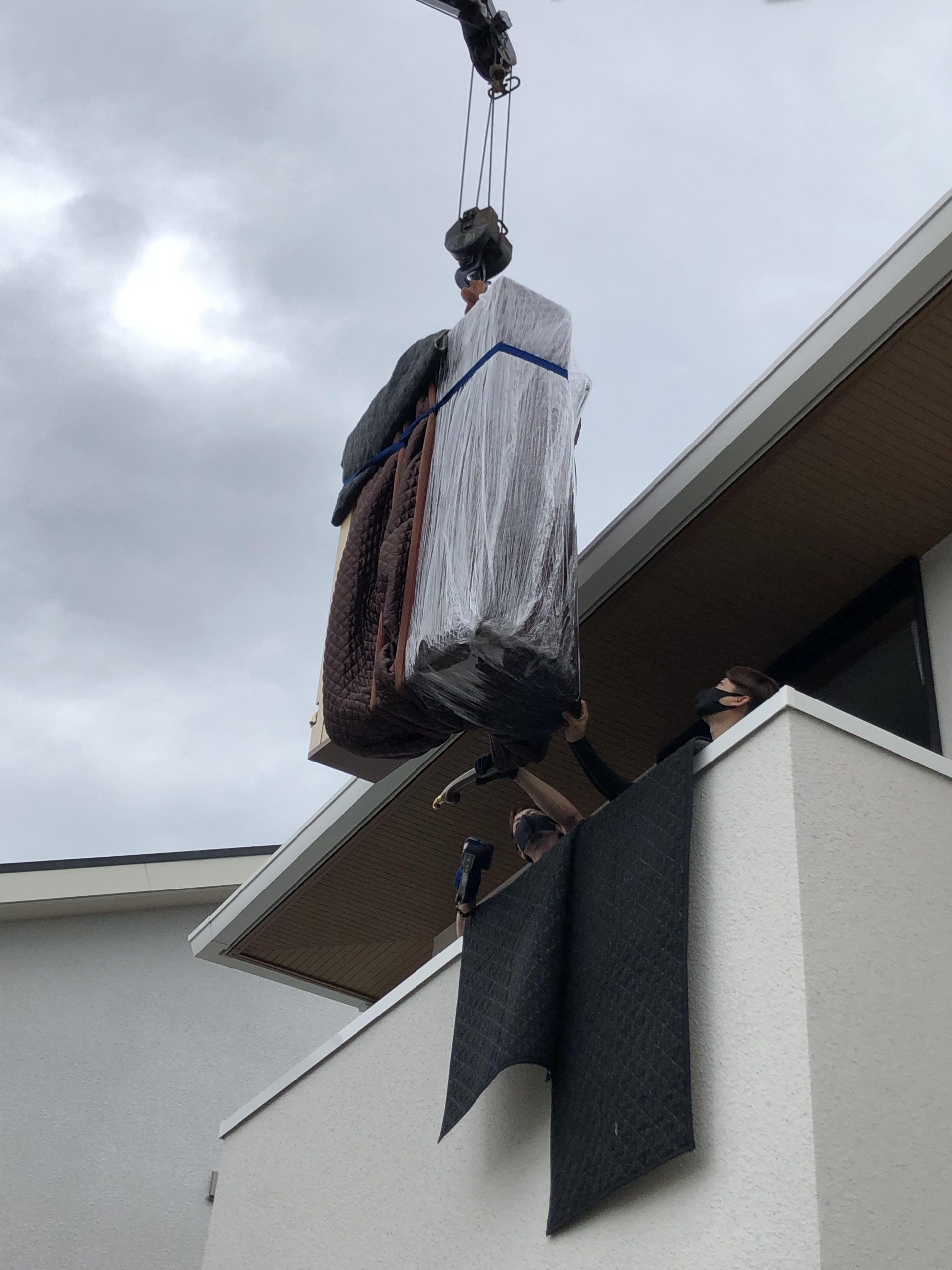 こんにちは！電子ピアノ担当の藤原です。雨の日が多く、蒸し暑い日が続いていますね。 今回は、アップライトピアノをクレーンで吊り上げ2階に納品編です！ 戸建てへのピアノご納品の場合、1階は手作業、2階はクレーン作業がほとんどです。1階の場合は下見の必要はあまりないのですが、2階の場合はクレーン車をどこに […]