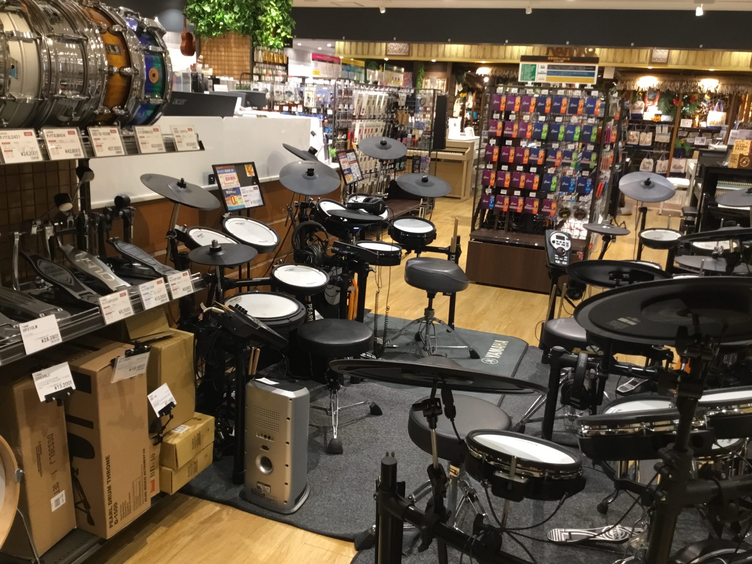 *マークイズ福岡ももち店]]9月13日（月）リニューアルオープン]] 島村楽器マークイズ福岡ももち店はこの度、総合楽器店としてリニューアルオープン致します。初心者おすすめのドラムや電子ドラムなどの楽器やアクセサリー他、幅広いラインナップで展示致します。]]専門性に特化したスタッフが常駐。皆様の楽器選 […]