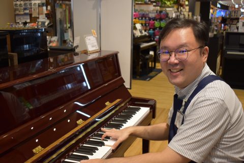 スタッフ写真 ピアノ・楽譜・防音室 岩切