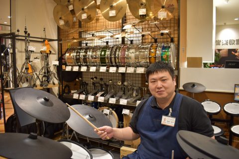 スタッフ写真 ドラム・エレキベース・アンプ 坂田龍吉