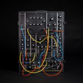 Moog Model 10 （2022） | モーグ博士が製作した最初のコンパクトなモジュラー・シンセサイザーを忠実に復刻