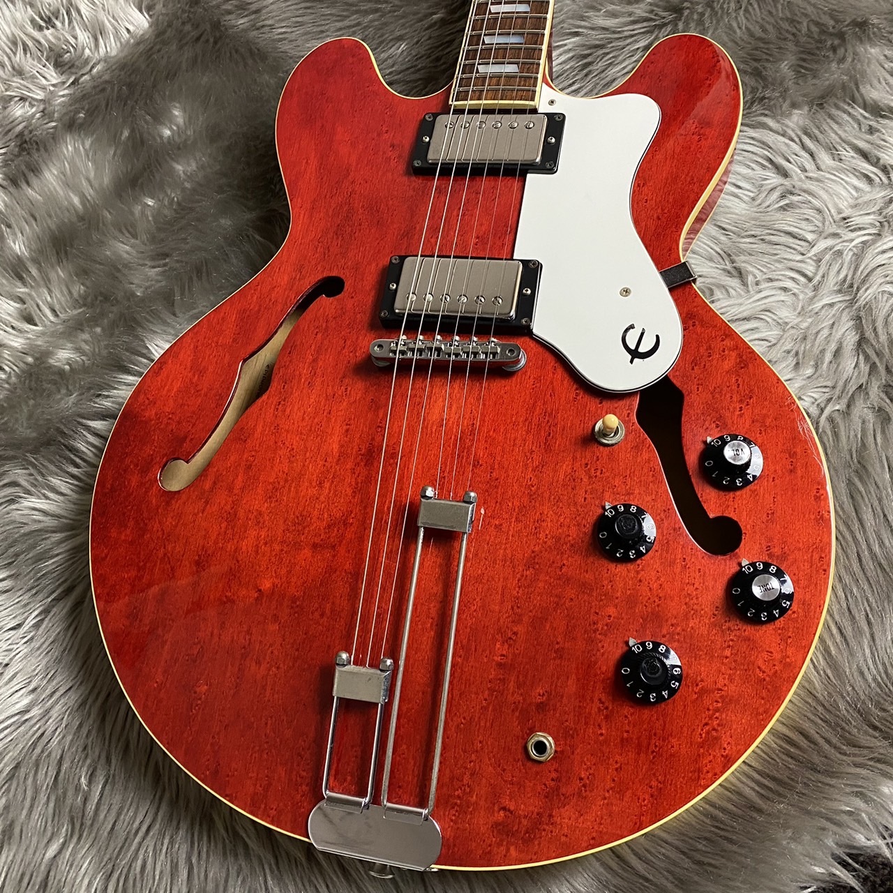 中古Epiphone Riviera - Cherry Red 【"Beige Label" 1982年製】