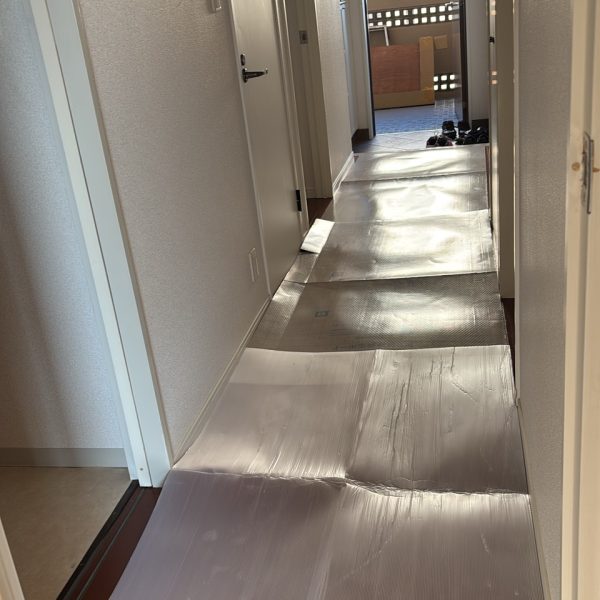 まず、お部屋や防音室・ピアノに傷がつかないよう、しっかり養生して搬入します。