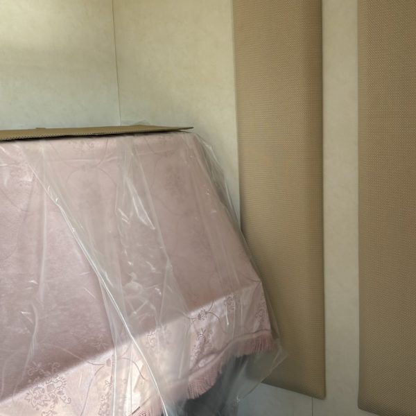 音場パネルが付きました！<br />
(ピアノには傷や汚れがつかないよう、ビニールのカバーをしています。)