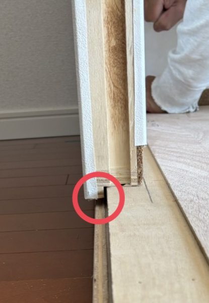 🌟壁が床枠より少し浮いているのが見えますでしょうか…！こちらが「浮き床仕様」となります✨