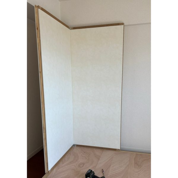 壁は角から組んでいきます。