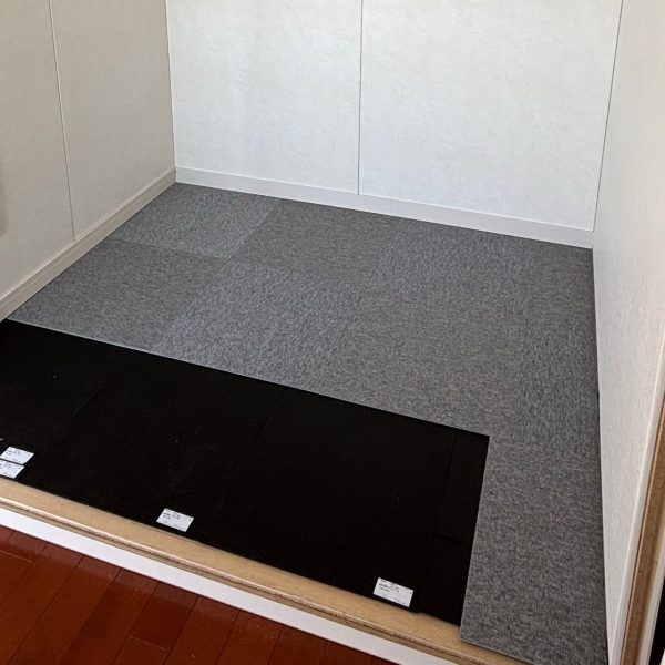 ピアノを搬入するので、ピアノ分のカーペット・幅木を打っていきます。