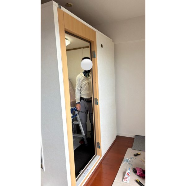 残りのパネルが付きました！<br />
こちらの壁の穴は換気扇用のものとなります！