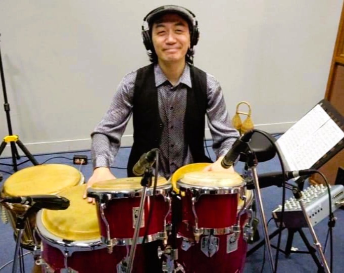 音楽の命ともいえるリズムを、陽気な調子で奏でるラテンパーカッションは、ラテン音楽のみならず、幅広いジャンルで活躍しています。リズムの隙間から立ち上がる、音楽の根源的な力を感じることができるのが魅力です。ラテンの熱いリズムを思い切り打ち鳴らしましょう！ CONTENTS講師紹介講師コメントコース案内レ [&hellip;]