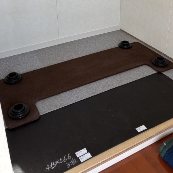 ピアノを搬入していきます。まず、敷板・インシュレーターを置きます。