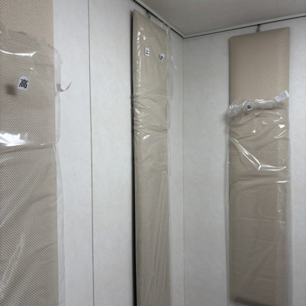 壁に音場パネルを付けて...