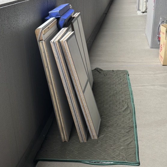 部材は傷がつかないように、布やクッションを使用して置きます。