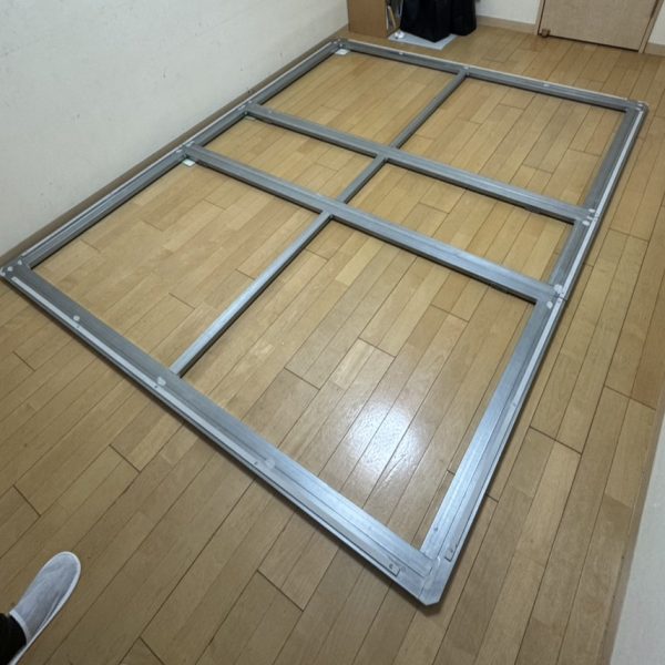 位置を決めて、床から組んでいきます。