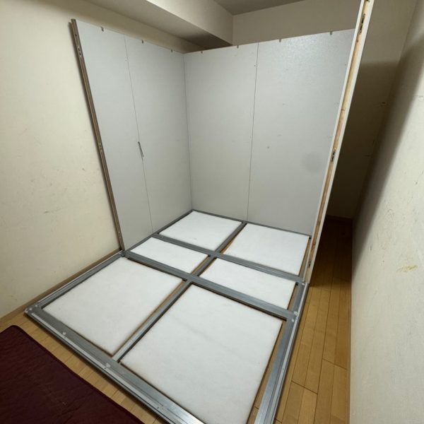 続いて壁を組んでいきます。お部屋に梁がありましたが、事前に下見に伺っていたのでばっちりです！