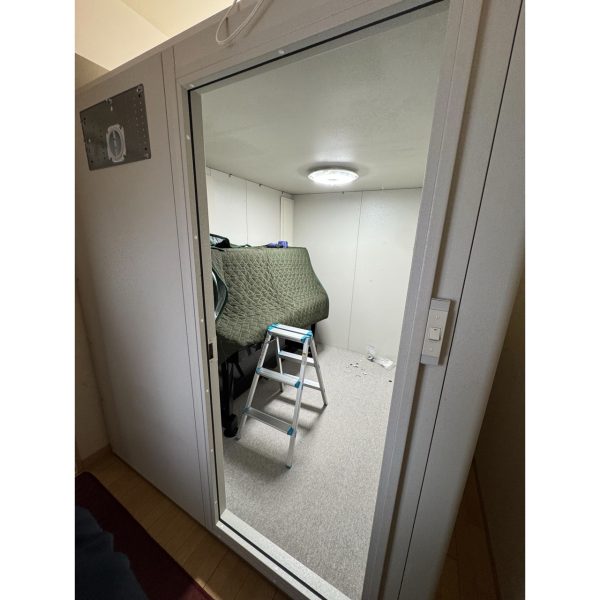 周りのパネル・天井が組まれました。<br />
ピアノは保護のため、毛布がかけられています！