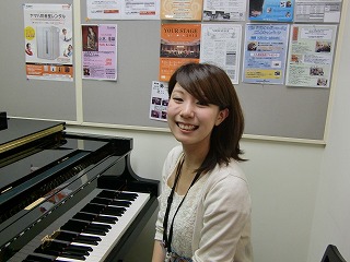 *矢野　沙由里（やの　さゆり）　担当曜日:月・土曜日 *講師プロフィール 京都市立音楽高等学校卒業。同校卒業演奏会出演。桐朋大学音楽部ピアノ科卒業。堺国際コンクール高校の部3位日本ピアノ教育連盟コンクール全国大会入選など数々のコンクール入賞。 *講師へのインタビューしてみました [!!スタッフ!!] […]