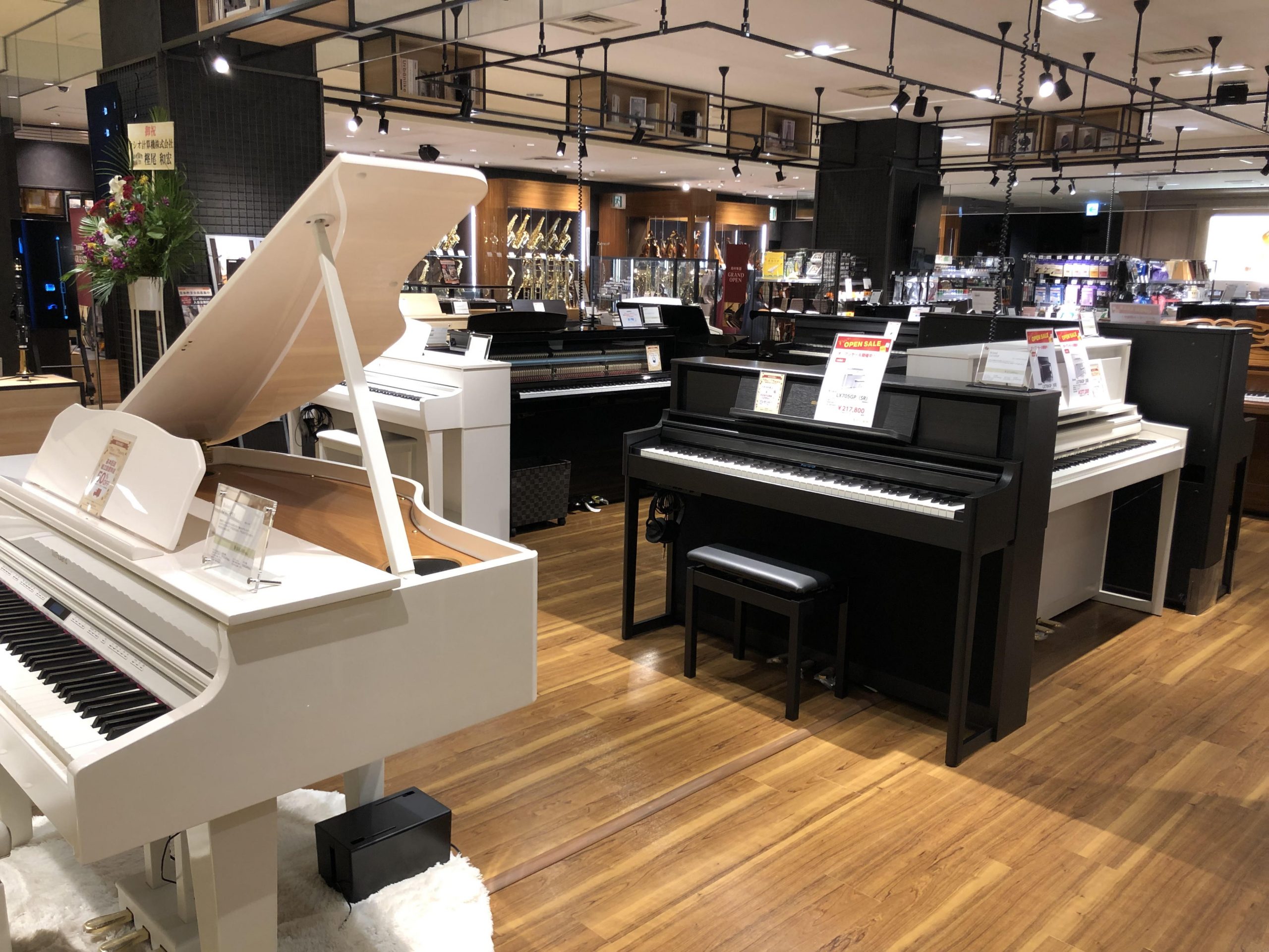*人気のメーカーのピアノを一度にご覧頂けます！ 当店では[!!YAMAHA、KAWAI、Roland、CASIO!!]の4メーカーの電子ピアノを常時取り揃えております。レッスンの練習用におすすめのピアノからデザイン性・インテリア性の高いピアノまで幅広くご覧頂けます。クラシック専門店としてグランドピア […]