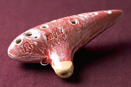 *[http://www.shimamura.co.jp/lesson/course/ocarina/:title=オカリナコース] オカリナとは素焼きで作られた土笛の総称で、素朴でやさしい音色が魅力。]]小鳥のさえずりのように可愛らしく、ときに大地の響きのように重々しく、自然に心に染み入る音は、不 […]