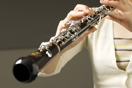 *[http://www.shimamura.co.jp/lesson/course/oboe/:title=オーボエ] 「白鳥の湖」冒頭の旋律でおなじみのオーボエは、何と言ってもその素朴で温かみのある音色が魅力です。]]管楽器の中では最初にオーケストラの一員となり、バロック時代から多くの作曲家に愛 […]