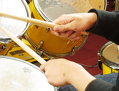 *[http://www.shimamura.co.jp/lesson/course/drum/:title=ドラムコース] バンド演奏の要となるドラム。]]ずっしりと身体に響く低音は、縁の下の存在だけではありません。]]メロディラインと打楽器の間を自由に行き来して、アンサンブルにうねりや鼓動を生み […]
