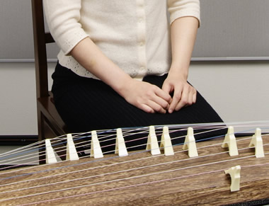 *[http://www.shimamura.co.jp/lesson/course/koto/:title=箏コース] 日本を代表する伝統楽器といえば、やはり箏。]]繊細でありながらどこか緊張感を持つ、その優雅な美しさは、西洋楽器とは違った独特の趣きがあります。]]その起源は奈良時代にまでさかのぼ […]