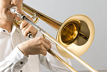 *[https://www.shimamura.co.jp/lesson/course/trombone/:title=トロンボーンコース] 古くは教会音楽に不可欠な存在だったトロンボーン。 スライドを動かすことで無段階に音の高さを変えることが出来るので、豊かで荘厳な音色から、メロウな雰囲気、象の泣 […]