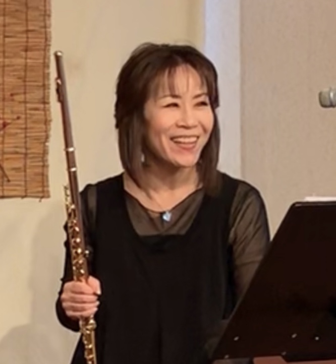 CONTENTSプロフィール講師へのインタビューお申し込み・お問い合わせプロフィール 講師へのインタビュー スタッフ：フルートの魅力を教えてください。 甲斐：体の呼吸法で音を出すので適度な有酸素運動ができ、腹筋を鍛えますので、ダイエット効果もあり（？）体力も付きますよ。フルートは笛なので、風の音を楽 […]