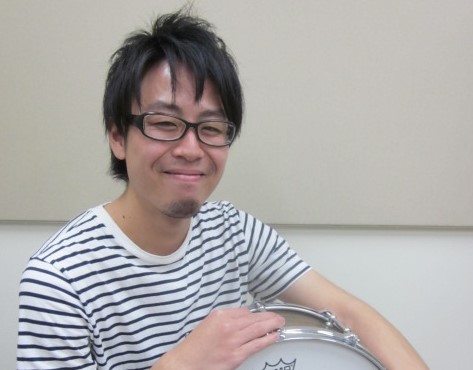 *田代　哲也（たしろ てつや）　担当曜日:水・土曜日 *講師プロフィール 1988年8月4日生まれ、A型。福岡県直方市出身。 6才よりピアノをはじめる。小学校高学年よりドラムの演奏をスタート。 福岡第一高等学校音楽科、洗足学園音楽学部ジャズコース卒業。 卒業後から現在に至るまで、ライブハウス等でジャ […]