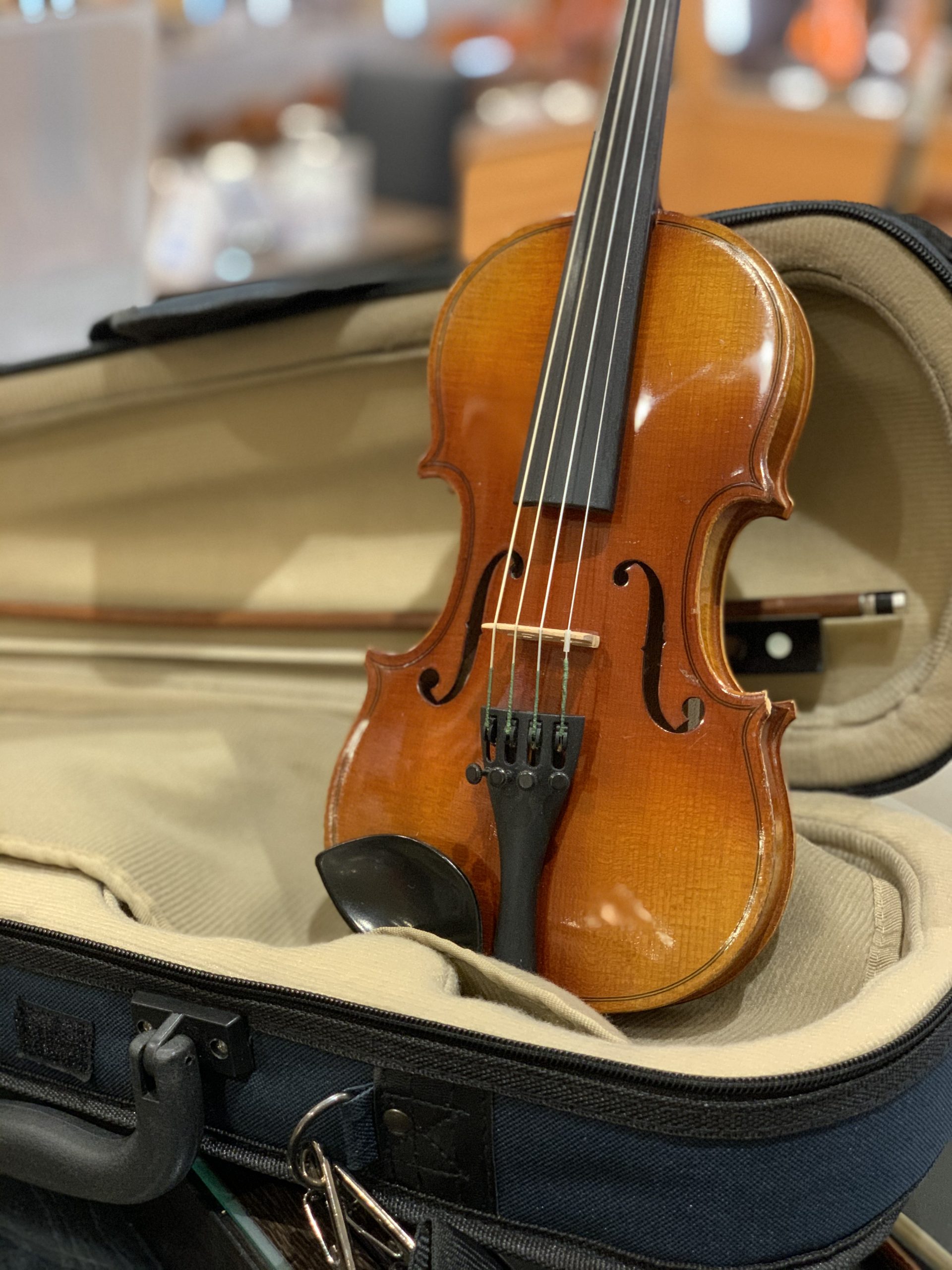 *中古ヴァイオリンSuzuki(スズキ)入荷のご案内 [https://www.shimamura.co.jp/shop/fukuoka/winds-strings/20171115/12::title=] お子様用の分数サイズ、1/10サイズの買取りを致しました。ケース、弓付属です。]]初めてヴァ […]