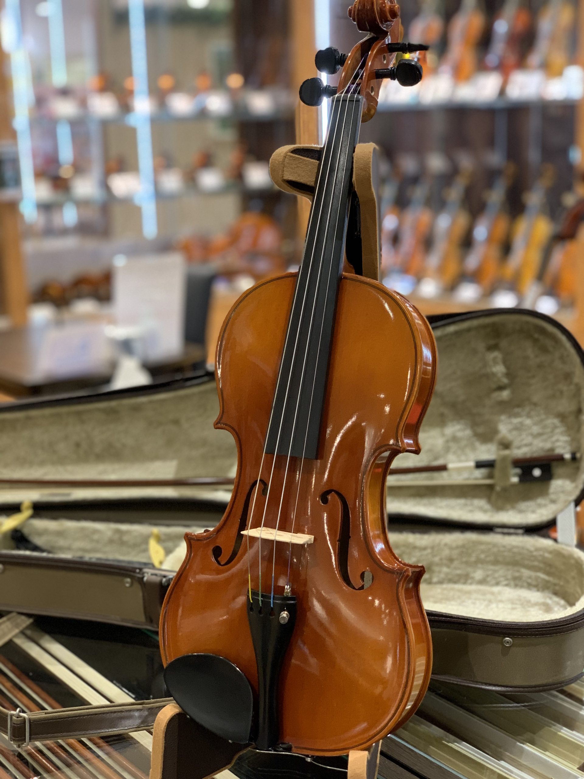 *中古ヴァイオリン入荷のご案内 [https://www.shimamura.co.jp/shop/fukuoka/winds-strings/20171115/12::title=] **SUZUKI(スズキ)No.200 国産バイオリンメーカー・鈴木のロングセラー入門アウトフィット・シリーズのN […]