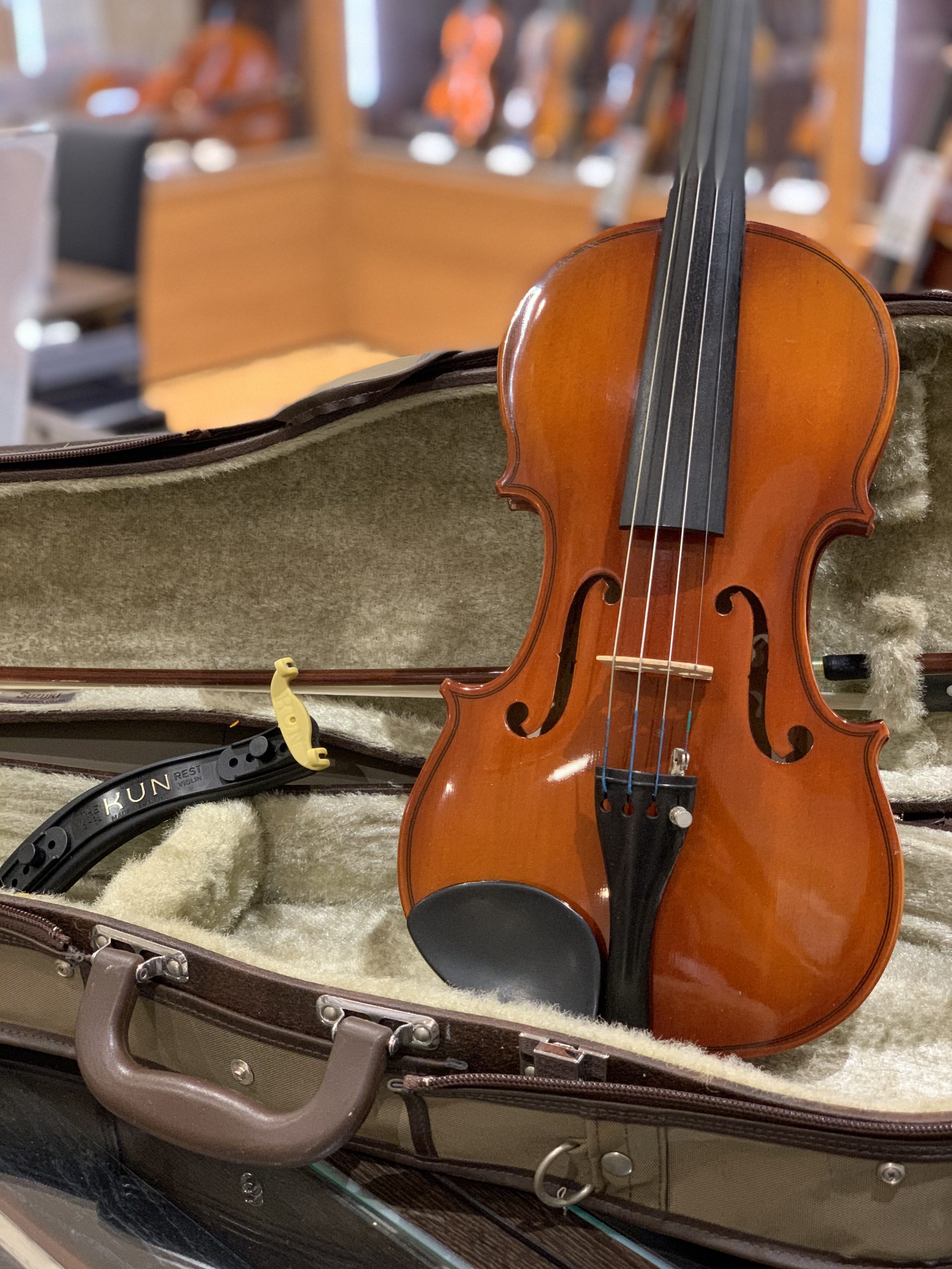 *中古ヴァイオリンSuzuki(スズキ)入荷のご案内 [https://www.shimamura.co.jp/shop/fukuoka/winds-strings/20171115/12::title=] お子様用の分数サイズ、1/2サイズの買取りを致しました。ケース、弓、肩当て付属。]]サイズア […]