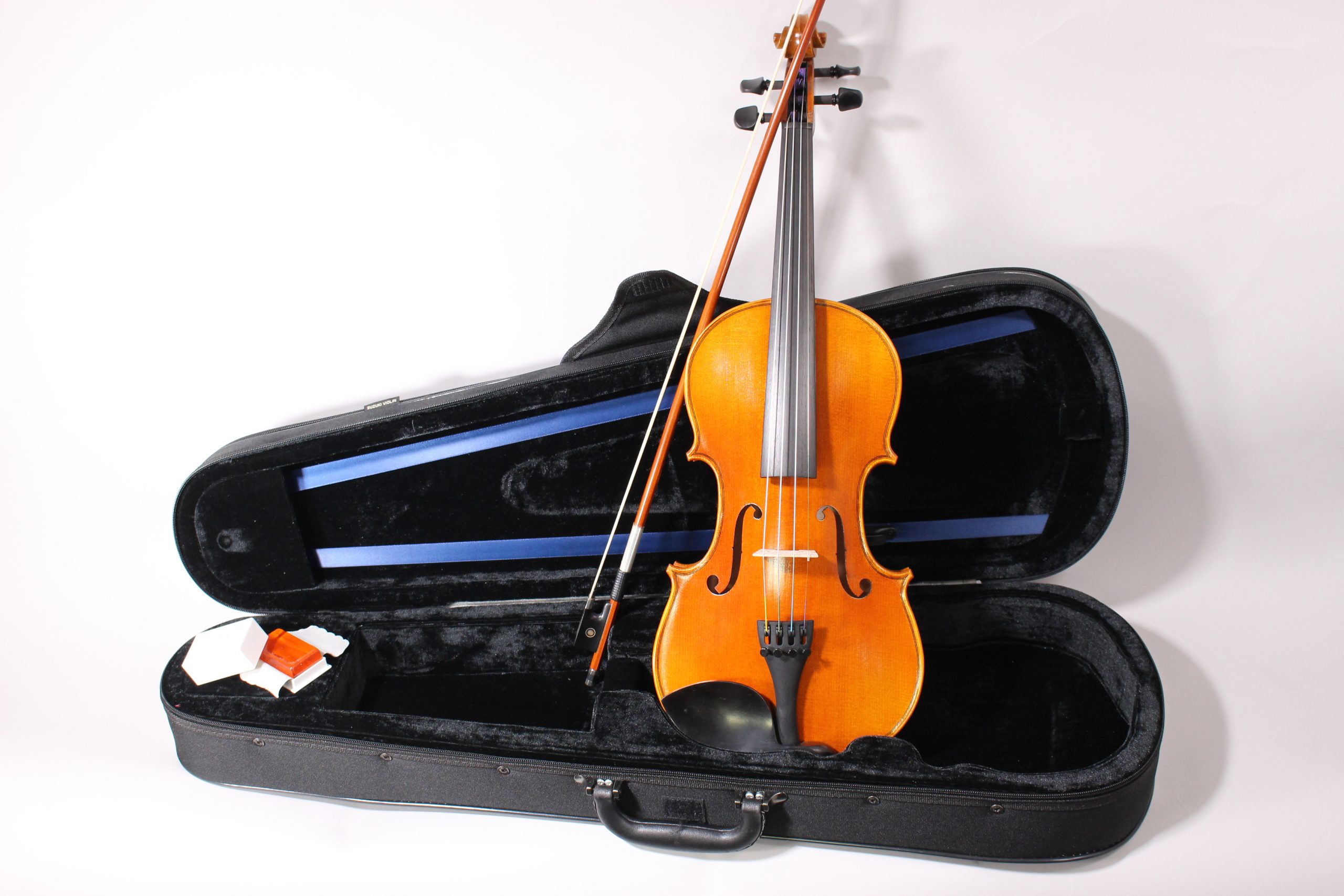 *スズキバイオリンとのコラボレーションが実現 長い歴史を持つ鈴木バイオリンとのコラボレーション、島村楽器オリジナルバイオリンセットが入荷致しました！]]削り出しによる響板の妥協なき作りに裏板には虎杢目を採用。さらに付属弓はフェルナンブコ材の弓を使用した弓を付属し、張っている弦は定番中の定番、「ドミナ […]