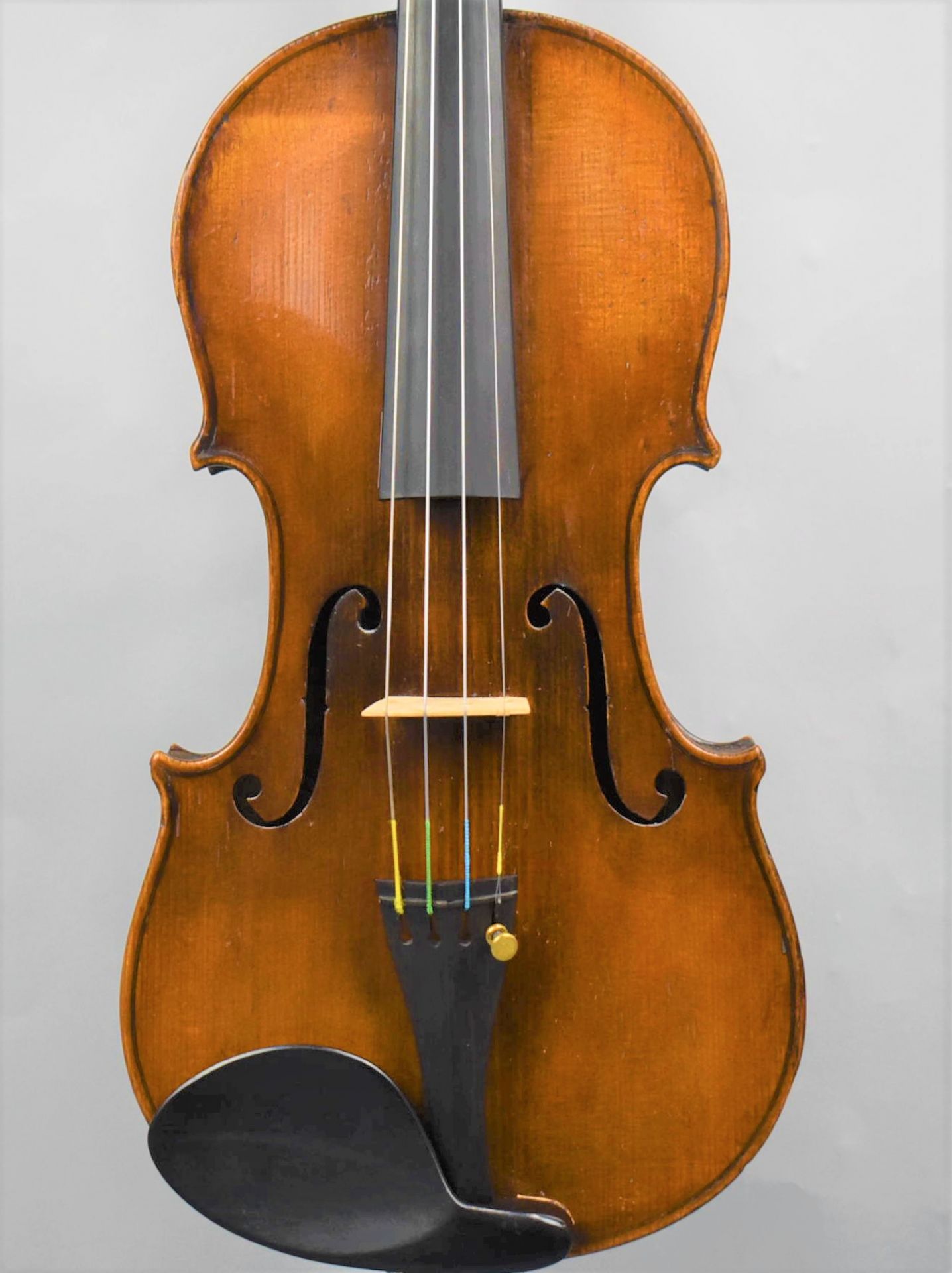 *Franz Hell(フランツ・ヘル)ヴァイオリンのご紹介 1908年に製作されたドイツ製オールドヴァイオリン。ワンオーナー品ですが、2年程でグレードアップの為に手放されましたが大事にお使い頂けていて状態も良好です。高音から低音までバランスが良くこれから始められる方におすすめなヴァイオリン。 |* […]