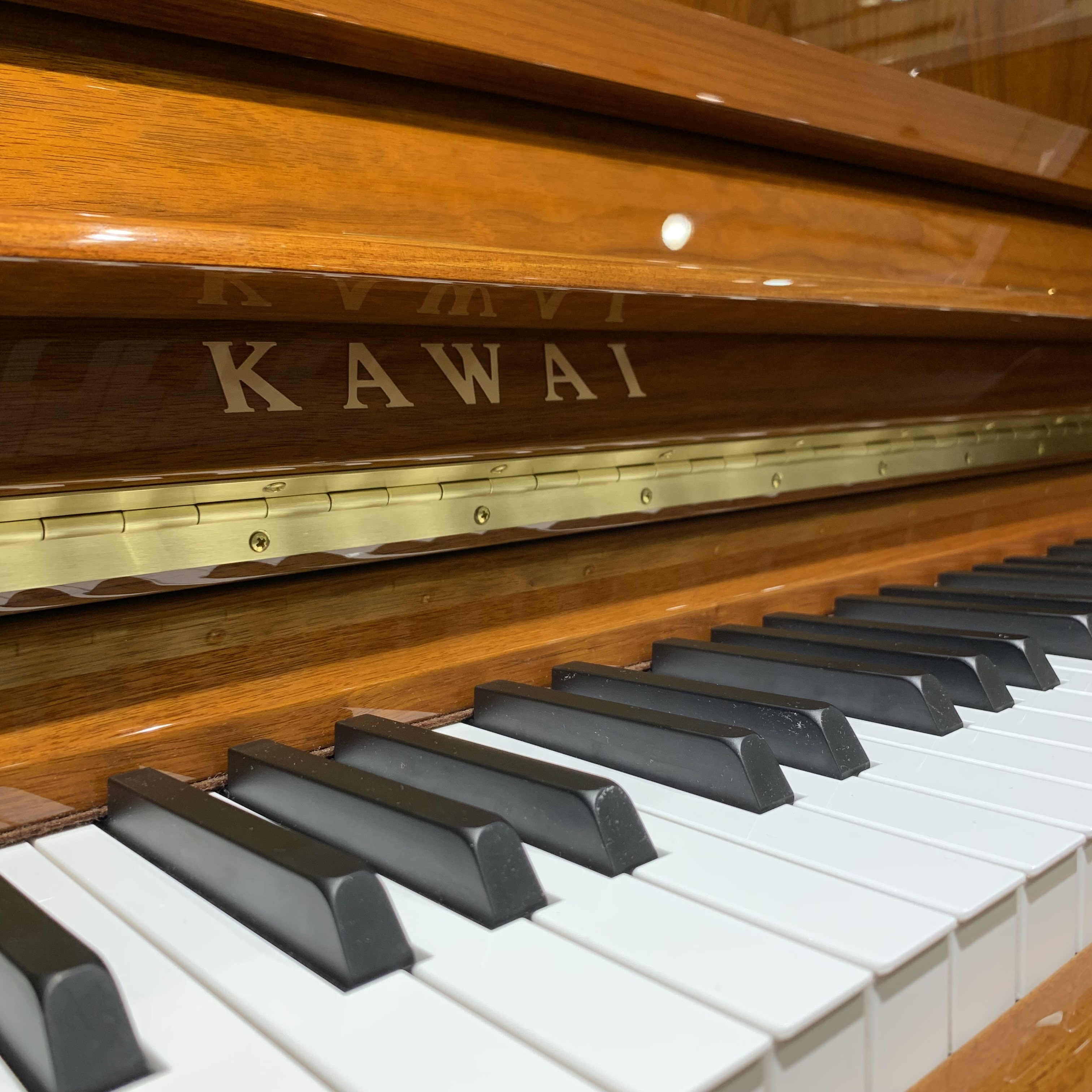 |*品番|KAWAI K-300SF| |*販売]]価格|[!￥980,000(税抜)!]| |*詳細|K-300をベースにしたワンランク上のモデル。華やかさと深みを併せ持った音色のピアノです。]]高さ122cm×幅149cm×奥行61cm 227kg| *音へのこだわり ===point1===  […]