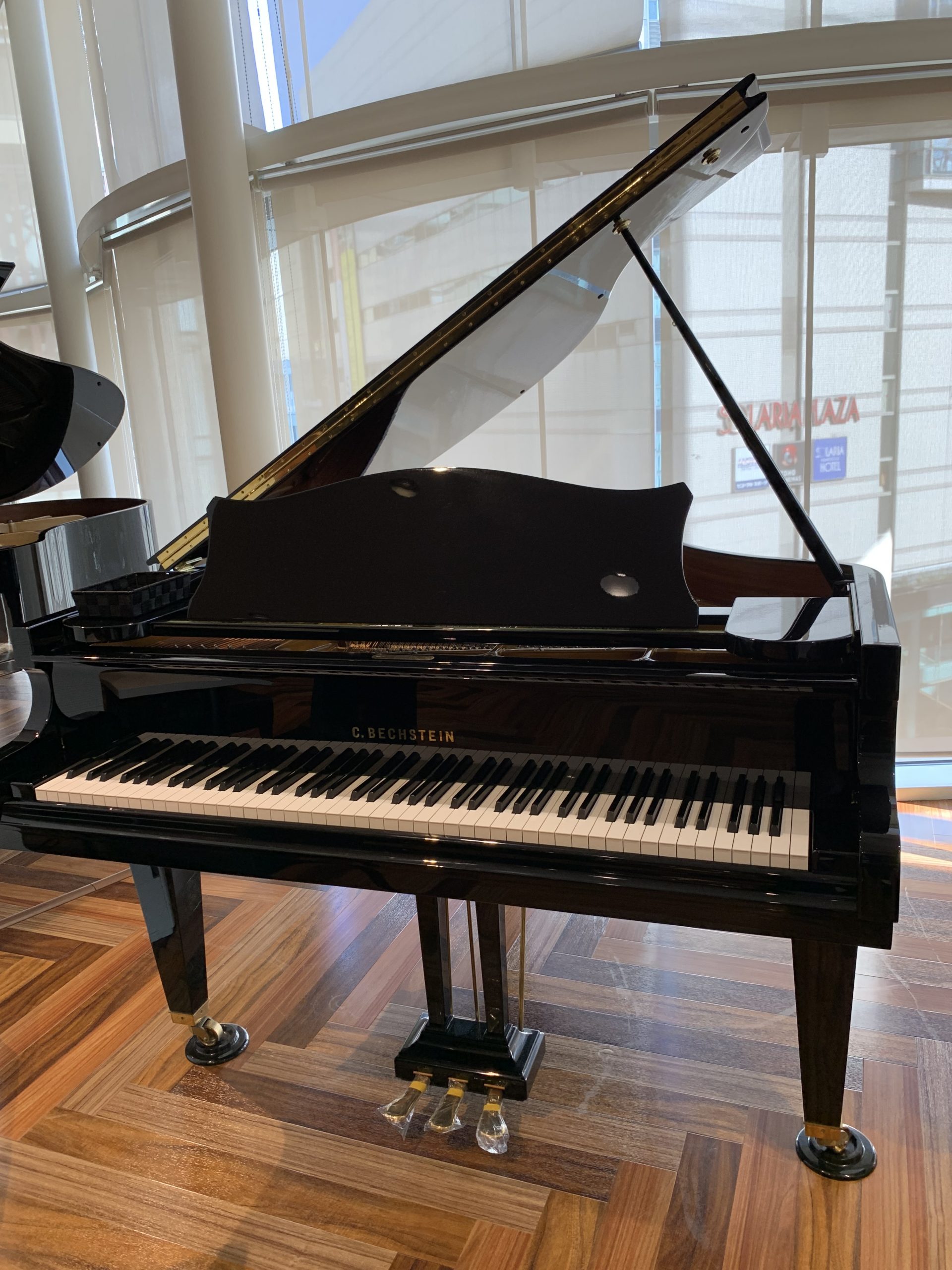 *C. BechsteinベヒシュタインK158 世界三大ピアノブランドの一つ、C.BECHSTEIN（ベヒシュタイン）の小型グランドピアノ。]]奥行158cmのコンパクトサイズならがら、ベヒシュタインならではの透明感のあるクリアで豊かな音色で、コンパクトであることを忘れてしまうそんな印象です。スペ […]