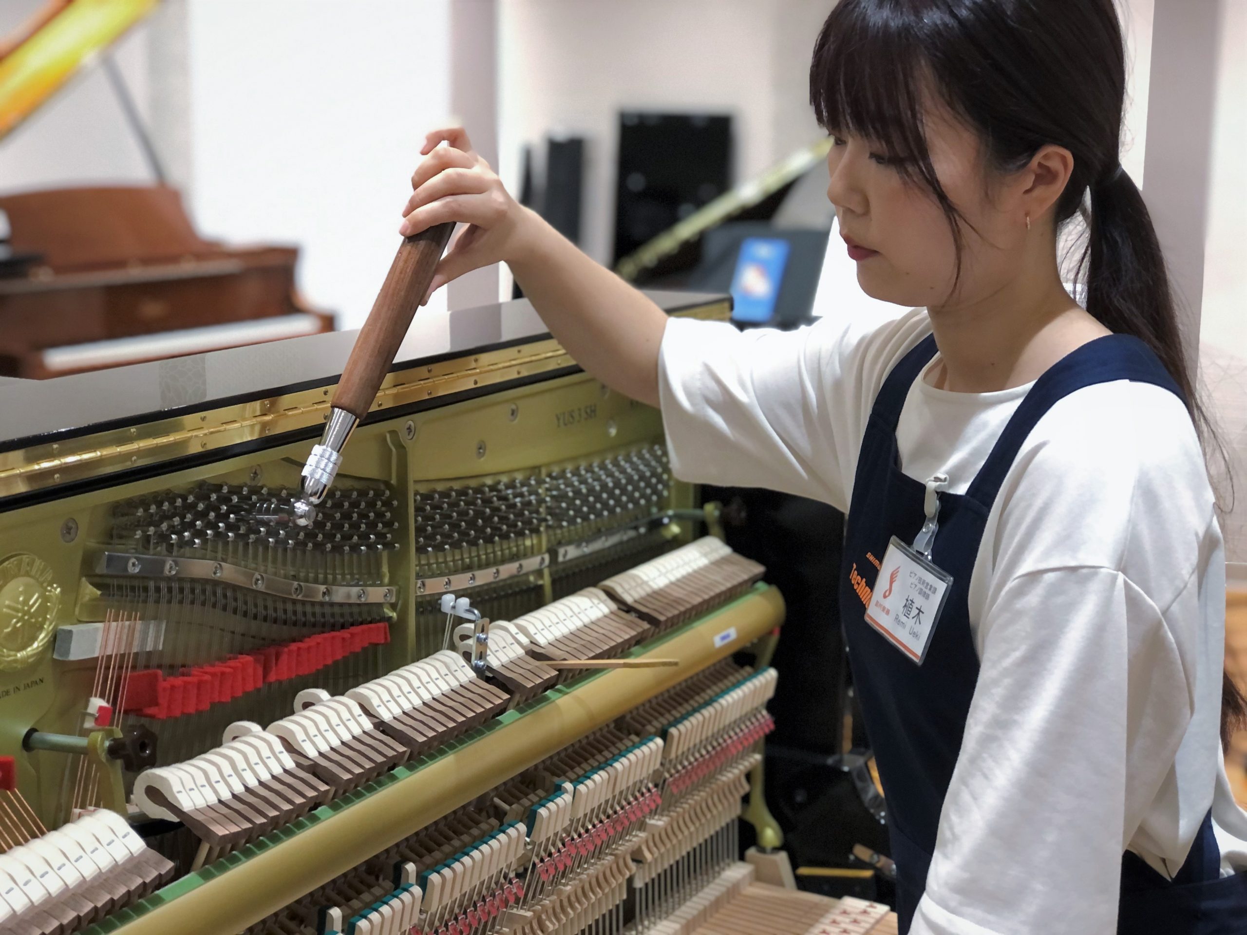 こんにちは！ピアノ調律師の植木です。]]こちらのコーナーではお客様宅へ調律に伺った際によく聞かれる質問をご紹介していきます。]]素朴な疑問から専門的な質問まで、問題解決の参考になれば幸いです。 **Q19．調律師ってどうやってなるの？ ***A．ピアノ調律師に弟子入りするという方法もありますが、ピア […]