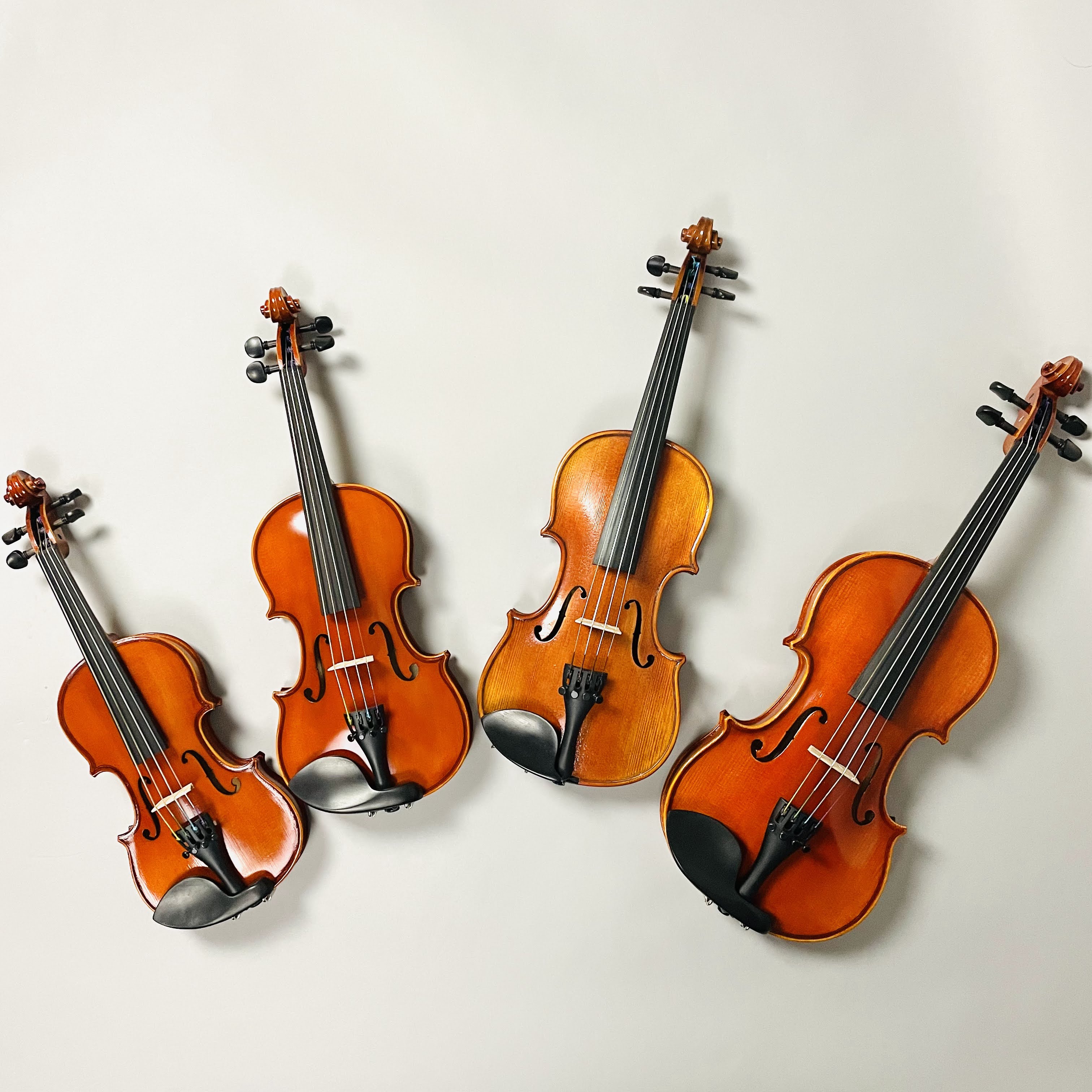 CONTENTS展示分数ヴァイオリン紹介弦楽器技術者紹介弦楽器アドバイザー紹介お問合せ展示分数ヴァイオリン紹介 お子様の身長、手の長さに合ったサイズをお選びください。適したサイズをご案内させて頂きますので、分数ヴァイオリンをご検討の場合はぜひお子様もご一緒にお店にお越しください。 弦楽器技術者紹介  […]