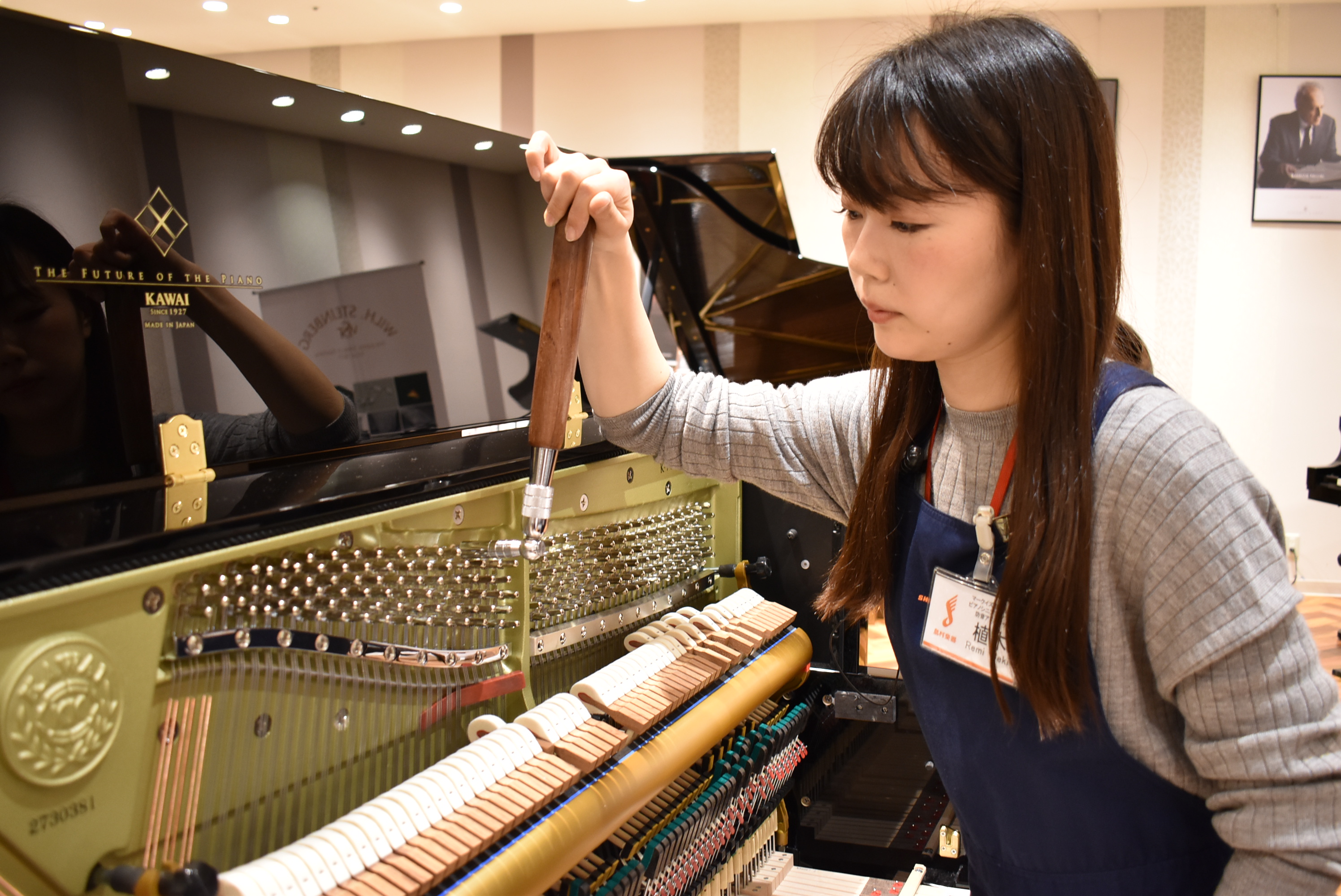当店の展示ピアノは私たちが定期的に調律、調整をし、ご納品前点検も行っております。植木 玲美(ウエキ レミ)
