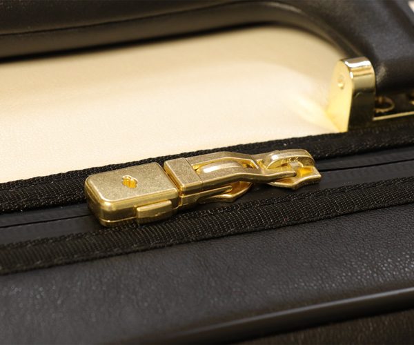 YKK ロック・スライダーを採用。<br />
鍵も付属しております。