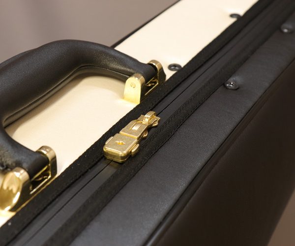 好評の YKK アクアガード。<br />
水の侵入を防ぎます。(完全防水でありませんのでご了承ください)