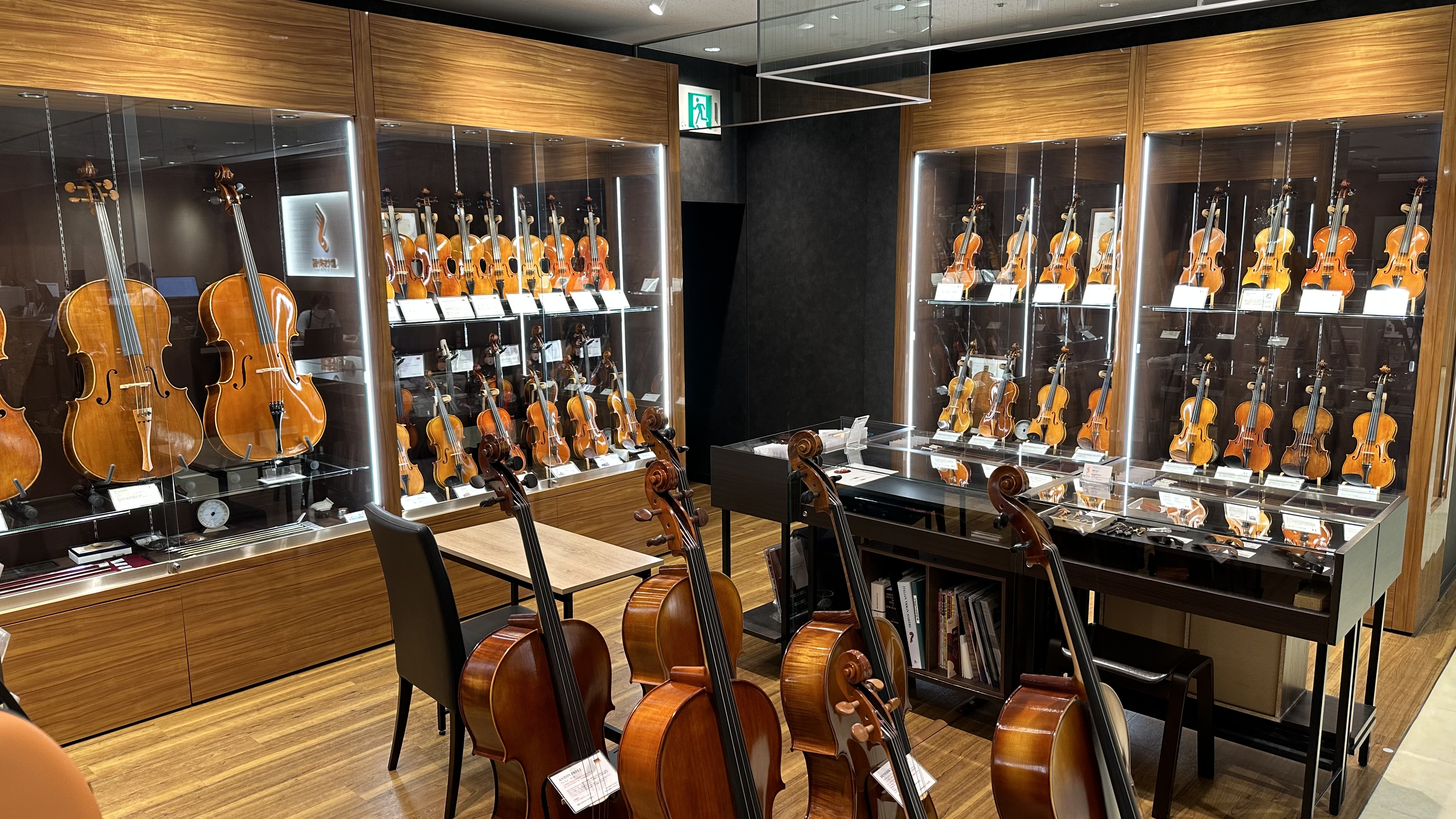 当店はヴァイオリン（バイオリン）、ビオラ、チェロ、弓、ケース、松脂、肩当など弦楽器に関連する商品を専門的に扱っております。お求めやすい価格の入門用ビギナーセットから海外工房製の一点ものまで幅広い品揃えで展示致しております。 また常駐リペアマンによる迅速な修理・調整対応も可能。クラシックコンサートの開 […]