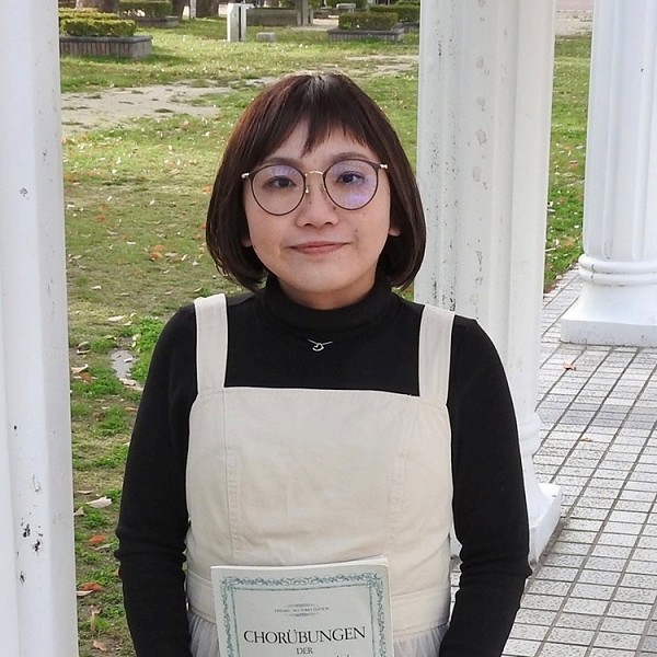 CONTENTSプロフィール講師へのインタビュー演奏動画お申し込み・お問い合わせプロフィール 講師へのインタビュー スタッフ：始めてみたいけど出来るか不安です。音楽の経験がありませんが大丈夫でしょうか？ 宮嶋：大丈夫です！！歌は楽器を購入したりすることなく、体ひとつで始められます。 スタッフ：どのよ […]