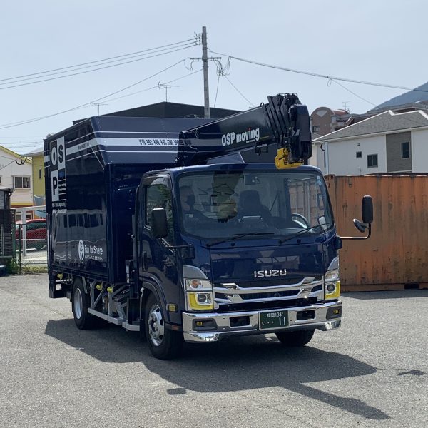 トラックの到着です。今回ご納品させていただくピアノが乗っています。