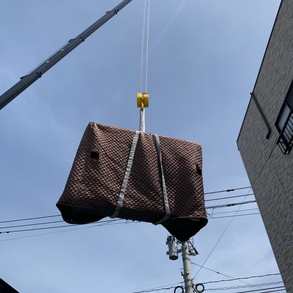 ピアノが空へ向かって