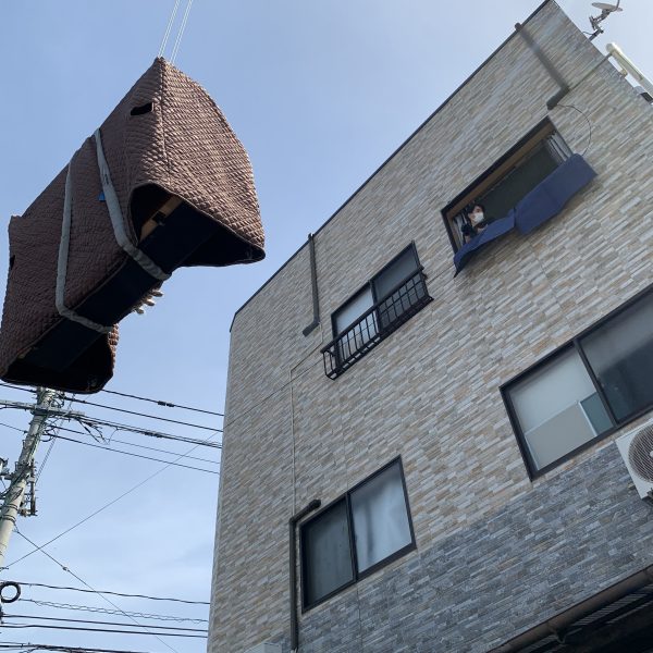 今度は窓へ向かって