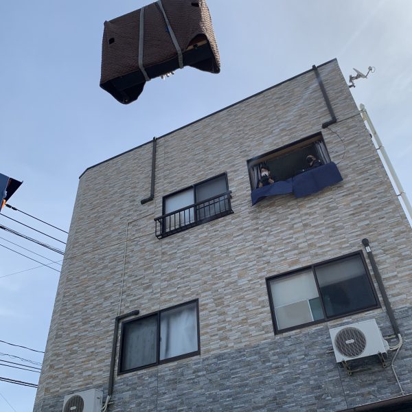 窓へ向かってピアノが動かされます